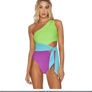 NWT Beach Riot Carlie Swimsuit in Cool
Combo medium